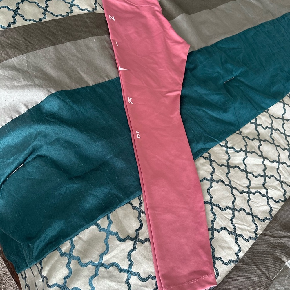 Women’s Nike Dri-Fit Leggings. Pink color. Size: Small.